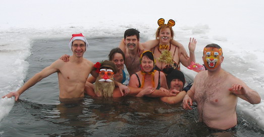 Новогоднее представление алтайских моржей - закаленные люди! (фото)
