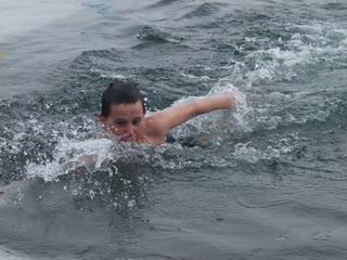 Соревнования по зимнему плаванию в Бийске: В разгар соревнований никто даже и не помнит о том, что вода - ледяная! (фото)