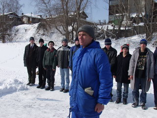 Председатель клуба закаливания "Арктика" А.Плотников и команда молодых "моржей" (фото)
