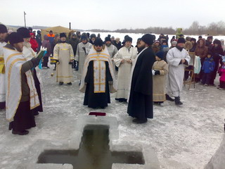 Освящение воды ведет Благочинный бийского округа, настоятель Димитриевской церкви, иерей отец Валерий (фото)