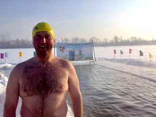 Игорь Базанов после новогоднего заплыва в проруби на приз "Алтайской Буренки" (фото)