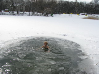 Если не удается вычерпать из проруби все осколки льда, то плаваем медленно и осторожно! (фото)
