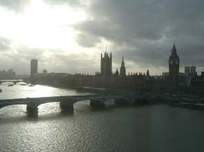 Темза и центральная часть Лондона в пасмурный день (фото)