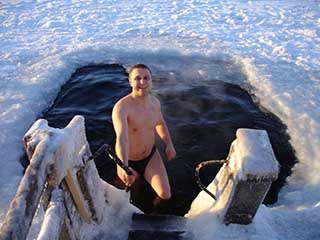 Мурманск. Здесь настолько хорошо, что купаются и набираются сил даже моржи-путешественники из Москвы! (На фото - Максим Кардымонов)