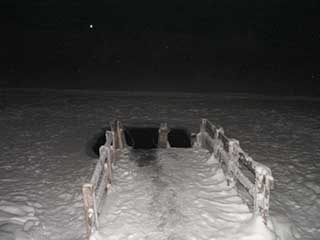 Мурманск. Так выглядит прорубь долгой  полярной ночью (фото)