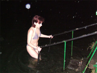 В крещенской ледяной воде купались не только суровые мужики, но и прелестные девушки! (фото)