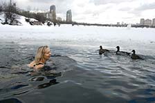 Девушка купается в проруби. Строгино, Москва (фото)