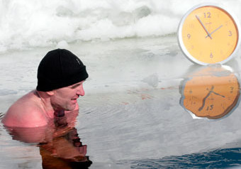 Владимир Дадакин во время установления мирового рекорда по длительности пребывания в ледяной воде (фото)