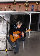 Виктор Беседин исполняет свои авторские песни на 20-летнем юбилее клуба "Кристалл" (фото)