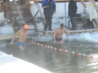 Вот они - герои! Первый старт - на 200 метров. За время заплыва в проруби можно замерзнуть на берегу, не то что в воде (фото)