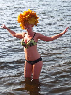 Мисс "Золотая осень - 2012". На фото - любительница купаний в холодной воде Полина в Москве-реке (Строгино, Москва)