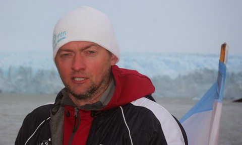 Хенри Каарма (Henri Kaarma, Эстония), установивший в Тюмени 15.12.2013 г. официально зарегистрированный в WOWSA рекорд дальности плавания в проруби (2400 м)