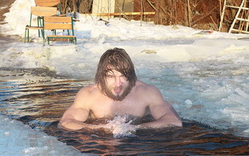 Киевский морж Саша Шмель в проруби, температура - минус 20 (фото)