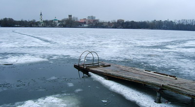 Москва, район Косино. Общий вид на Белое озеро, мостик и прорубь (фото)