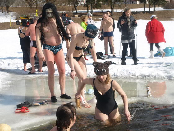 торжественное завершение зимнего купального сезона в Огре (Латвия)