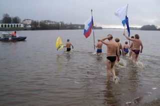 Старт заплыва с флагами в ледяной воде (Великий Новгород)