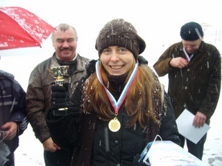 Победительница женского заплыва "моржей" Наталья Федосеева (Москва) с "добычей".