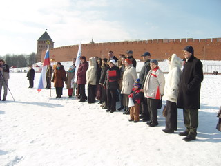 Новгородские моржи у стен Кремля перед началом соревнований (фото)