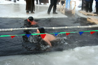На соревнованиях по плаванию в ледяной воде  в Барнауле (фото)
