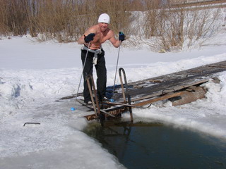 Закаливание по сибирски: с лыжни - в прорубь! (фото)