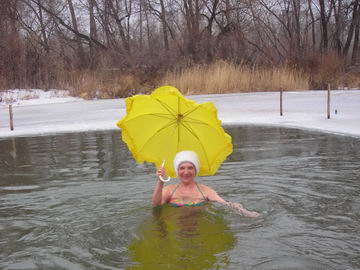 Орская "моржиха" в проруби с зонтиком (фото)