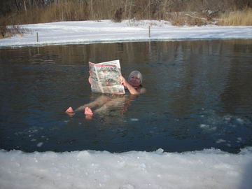 "Моржиха" читает газету в проруби (фото)