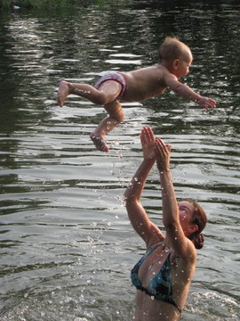 Купание детей и взрослых, лето 2010 (Наталья Серебрякова (Задерей) с дочкой Викой в подмосковном озере) (фото)