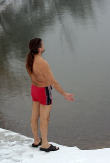 Медитация перед купанием в ледяной воде не повредит!