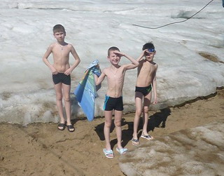 Дети-"моржи" греются на солнышке после заплыва в ледяной воде (фото)